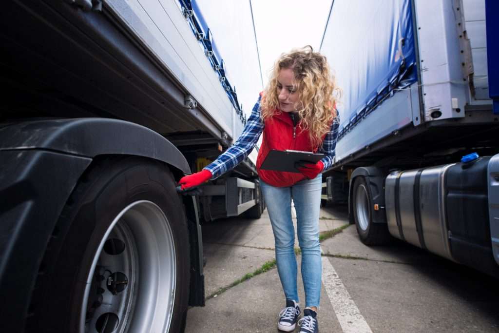 Diferencias entre un camión grúa y un tráiler grúa - Multitransva