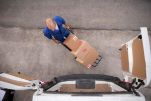 La logística inversa en el transporte de mercancías supone la devolución de los productos al remitente, después de haber llegado a su destino
