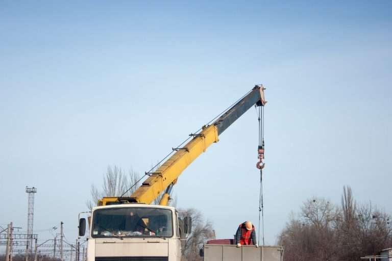 El camión grúa combina las funciones de un camión tradicional con una grúa integrada y aporta grandes beneficios al transporte de mercancías