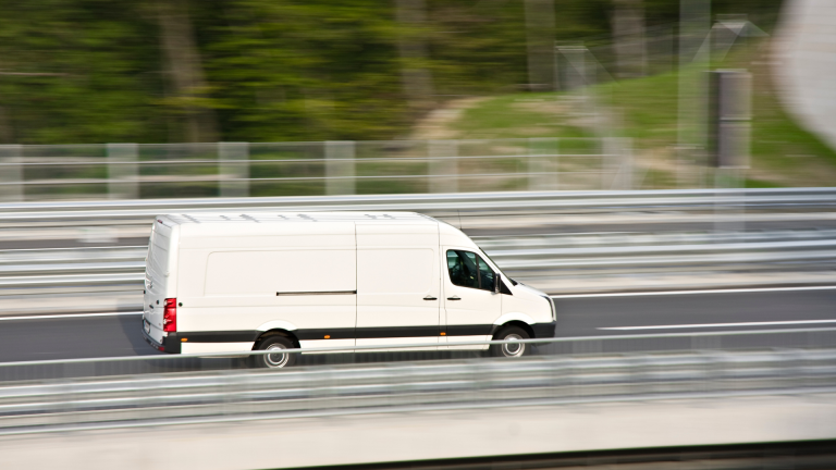 Furgoneta circulando por autopista a velocidad permitida